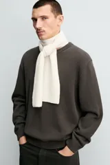 Jersey de punto con cuello redondo y manga larga, de corte regular fit con terminaciones en rib.