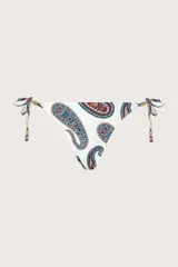 Calzón de bikini con tiras laterales ajustables y diseño estampado con patrón paisley en tonos azules, marrones y naranjas sobre fondo blanco. Cuenta con apliques metálicos decorativos en los cordones.