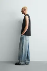 Camiseta tank negra con efecto lavado, cuello redondo y manga sisa, de corte relaxed fit.