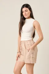 Short color beige con cintura elástica ajustable con cordón, bolsillos laterales y bolsillos cargo con solapa en los muslos.
