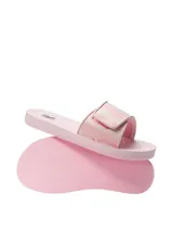 Sandalias slip-on color rosado claro con diseño de rayas en tonos rosados y blancos en la tira superior con ajuste de velcro.