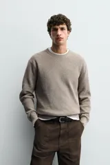 Sweater de punto perlado en color gris, con diseño relaxed fit, cuello redondo y manga larga. Cuenta con acabados en rib en cuello, puños y dobladillo.