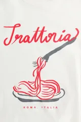 Remera de punto de algodón color blanco, con cuello redondo, mangas cortas y estampa frontal alusiva a la pasta con la inscripción Trattoria Roma Italia.