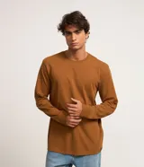 Remera de manga larga Blue Steel, corte comfort, cuello redondo y puños ajustados. Confeccionada en algodón sostenible.
