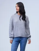 Buzo de lana color gris con mangas caladas.