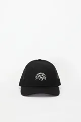 Gorra trucker Levi's de color negro con red trasera, visera curva y bordado frontal con logo de la marca en color blanco.