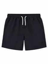 Short de baño negro con cintura elástica y cordón ajustable blanco. Cuenta con bolsillos laterales y pequeño aplique redondo en el borde inferior.