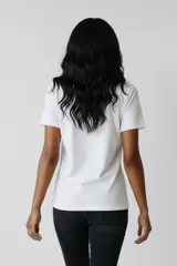 Remera de algodón color marrón con cuello redondo y mangas cortas. Presenta un estampado frontal con ilustraciones de dos copas de cóctel decoradas con lazos.