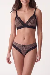Soutien bralette de diseño animal print con detalles de encaje negro en los bordes y bajo busto.