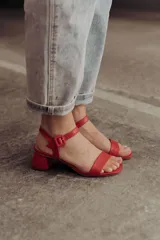Sandalias de taco medio cuadrado, color rojo con textura símil cocodrilo, tira delantera ancha y tira ajustable con hebilla en el talón.