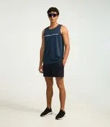 Bermuda deportiva corta para hombre, color azul marino oscuro, con cintura elástica y cordón de ajuste interno.