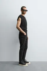 Jeans de hombre, corte skinny y largo cropped, color negro lavado. Presenta cinco bolsillos y cierre frontal con cremallera y botón.