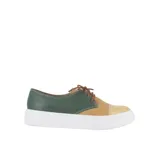Zapatillas acordonadas de cuero color verde y beige con suela blanca.