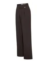 Pantalon de vestir marrón de corte recto y tiro alto, confeccionado con fibras recicladas. Presenta pretina limpia con detalle de botón lateral decorativo y cierre invisible.