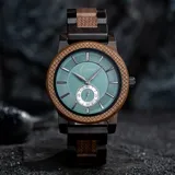 Reloj de pulsera Chenaut modelo Émeraude d’Ébène, con caja y malla de madera de ébano y nogal. Esfera verde esmeralda con segundero pequeño. Cristal Hardlex y movimiento de cuarzo. Resistente al agua (3 ATM).