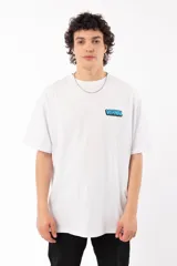 Remera blanca de algodón con estampa en la espalda de la palabra "FRESH" en letras celestes con contorno negro, sobre dos manos que sostienen latas de aerosol con caras de gato.