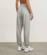 Pantalón deportivo tipo jogger color marrón, con cintura elástica ajustable mediante cordón, bolsillos laterales amplios y puños elásticos en los tobillos.