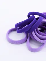 Pack de 15 gomitas de pelo elásticas, color violeta en diferentes tonalidades.