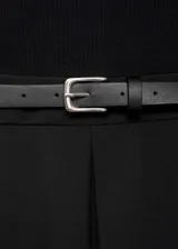 Vestido midi de diseño combinado, con cuerpo de canalé entallado de manga larga y escote redondo, y falda evasé con diseño de tablas. Incluye un cinturón decorativo con hebilla metálica en la cintura.