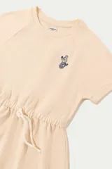 Vestido corto beige de corte A, con mangas cortas, cordón ajustable en la cintura y pequeño bordado de una sirena en el pecho.