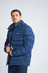 Campera puffer Mistral de corte regular, con cierre frontal completo, bolsillos laterales con cierre y capucha desmontable. Presenta logo de la marca en goma en el pecho.