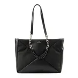 Cartera tipo shopper color negro, confeccionada en símil cuero con textura suave. Posee doble asa de hombro con cadena plateada, cierre superior y herrajes plateados. El interior está forrado en tela de algodón y poliéster, con un bolsillo con cierre y dos bolsillos abiertos.