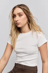 Remera de manga corta confeccionada en tejido de rib, con cuello redondo y ajuste al cuerpo.