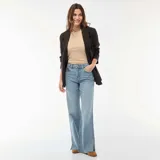 Jeans de mezclilla en tono azul medio con tiro alto y corte flare, con aberturas laterales en el dobladillo inferior.