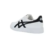 Championes Asics modelo Japan S, de diseño clásico inspirado en el básquetbol, en color blanco con detalles en verde oliva y beige. Presentan una silueta de perfil bajo con perforaciones en la puntera para mayor ventilación y suela de goma resistente.