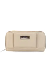Billetera larga de diseño combinado en tonos terracota y beige, confeccionada en material sintético con textura tipo gamuza y lisa. Cuenta con cierre perimetral, solapa frontal con broche a presión y visor para documentos, además de múltiples compartimentos internos para tarjetas, billetes y monedero con cierre.