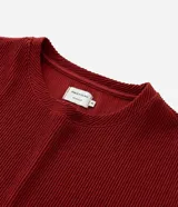 Remera de media malla verde militar con cuello redondo y mangas cortas, de corte clásico.