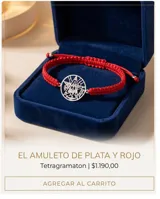 Pulsera de hilo rojo en macramé con dije central circular de plata 925 que presenta el símbolo del tetragramaton calado. Posee terminaciones con esferas de plata y sistema de ajuste regulable.