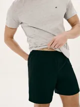 Pijama de hombre compuesto por una remera azul de manga corta con cuello en V y un short azul marino.