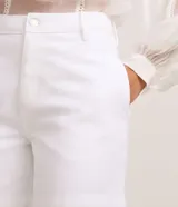 Short mom de cintura alta confeccionado en sarga de algodón, con trabillas, cierre tradicional y bolsillos.