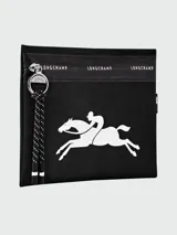 Sobre Longchamp Le Pliage Energy negro con estampado del logo de la marca y jinete a caballo en blanco.