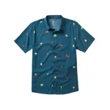 Camisa celeste de manga corta con cuello abotonado y estampado de figuras geométricas en tonos amarillo, naranja y verde.