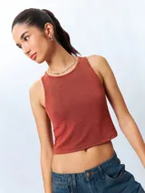 Top sin mangas, ajustado al cuerpo, color marrón rojizo con textura acanalada.