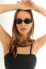 Lentes de sol negros con marco ovalado de policarbonato y protección UV400.