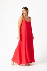 Vestido largo rojo de algodón con breteles finos y corte recto.