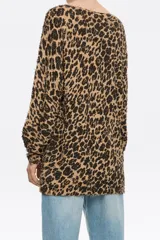 Jersey largo de punto con estampado animal print de leopardo, corte recto, escote barco redondeado y manga larga con forma en el puño.