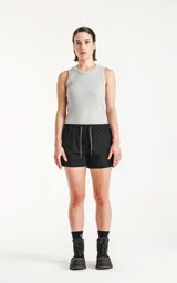 Short de baño negro de microfibra con secado rápido. Presenta un cordón de ajuste en la cintura con texto repetido y un pequeño logo bordado en la parte inferior derecha. Incluye malla interna y un bolsillo trasero con ojalillo.