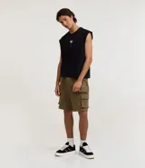 Bermuda masculina color verde oliva, confeccionada en algodón con felpa. Presenta cintura con lazo ajustable y bolsillos cargo laterales con cierre de cremallera.