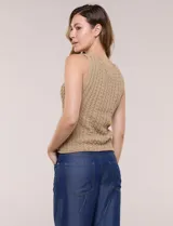 Chaleco negro de tejido de punto con diseño trenzado, escote en V y cierre frontal de botones.