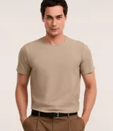 Remera de hombre color beige con textura tipo piqué, cuello redondo y manga corta.