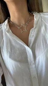 Collar plateado con cadena de eslabones grandes y dije de estrella con textura.