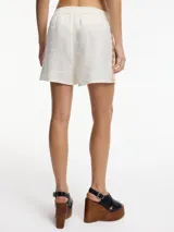 Short negro de tiro medio con pretina elástica y bordado en los laterales.