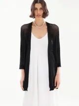 Camisa negra con mangas cortas, escote en V y nudo en la parte delantera.