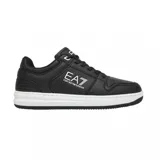 Championes urbanos EA7 Emporio Armani modelo Slasher, color negro con detalles en blanco. Presentan diseño de corte bajo, confeccionados en material sintético con perforaciones en la puntera para mayor ventilación, cierre de cordones y logo de la marca estampado en el lateral y la lengüeta.