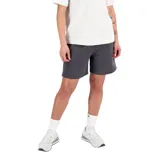 Short deportivo New Balance color gris oscuro, de corte holgado y largo a la rodilla.