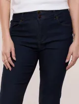 Jean semi oxford azul oscuro con efecto modelador, de tiro medio-alto, cinco bolsillos y cierre frontal con doble botón.